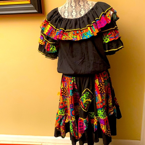 Bundle of 2 High fashion off shoulder top and colorful
skirt - Picture 8 of 9